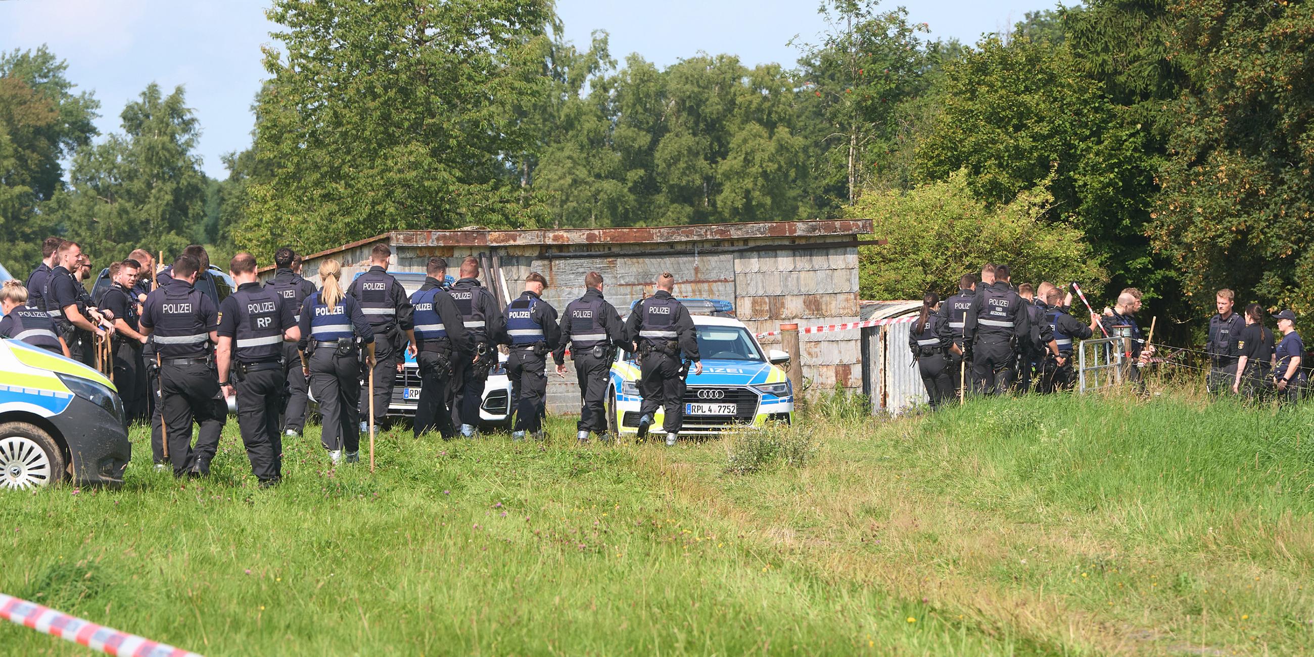 Die Polizei hat ein Gebiet nach dem Fund einer Leiche abgesperrt und sucht nach Spuren und Hinweisen. In der Nähe von Weitefeld im Westerwald war am 8. August 2025 eine Leiche gefunden worden. (Archiv)