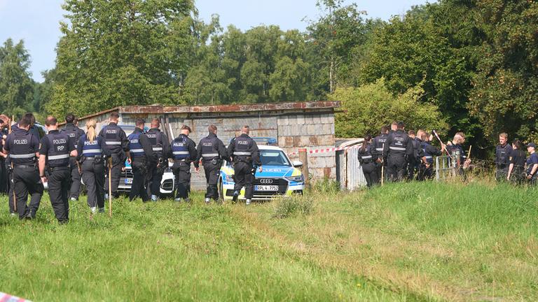 Die Polizei hat ein Gebiet nach dem Fund einer Leiche abgesperrt und sucht nach Spuren und Hinweisen. In der Nähe von Weitefeld im Westerwald war am 8. August 2025 eine Leiche gefunden worden. (Archiv)