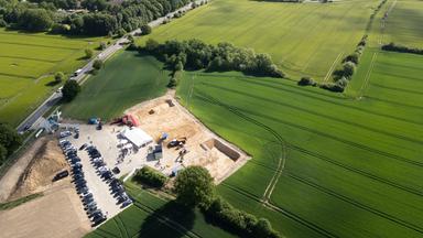 Blick auf die Baustelle für den Weiterbau der A20 an der B206. Im Hintergrund ist die A21 zu erkennen