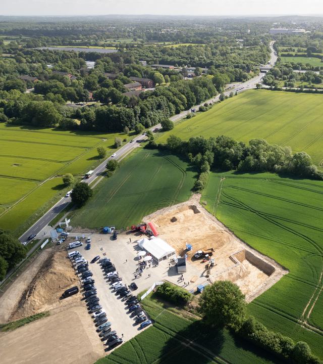 Blick auf die Baustelle für den Weiterbau der A20 an der B206. Im Hintergrund ist die A21 zu erkennen