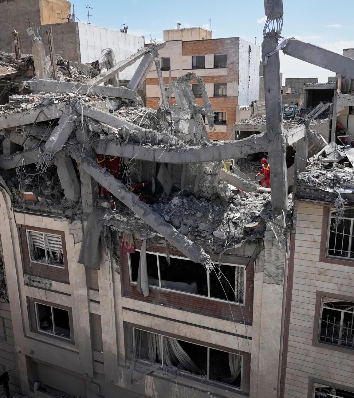 27.03.2026, Iran, Teheran: Ersthelfer inspizieren ein Wohnhaus, das bei einem früheren amerikanisch-israelischen Angriff getroffen wurde.
