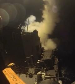 Eine US-Rakete ist kurz nachdem sie abgeschossen wurde zu sehen.