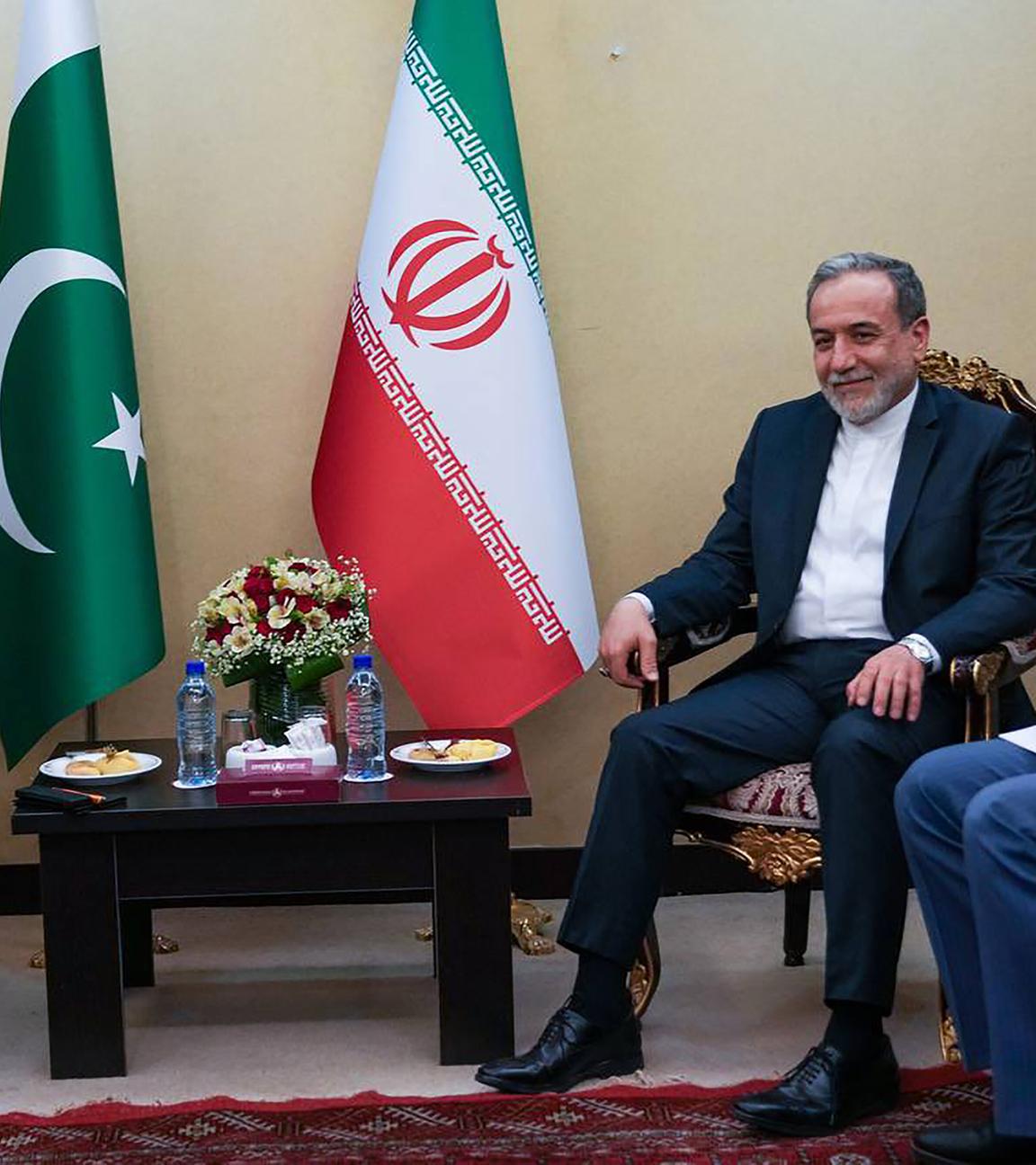 Der iranische Außenminister Abbas Araghchi (rechts) begrüßt den pakistanischen Armeechef Asim Munir am Mittwoch, den 15. April 2026, in Teheran.