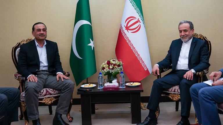 Der iranische Außenminister Abbas Araghchi (rechts) begrüßt den pakistanischen Armeechef Asim Munir am Mittwoch, den 15. April 2026, in Teheran.
