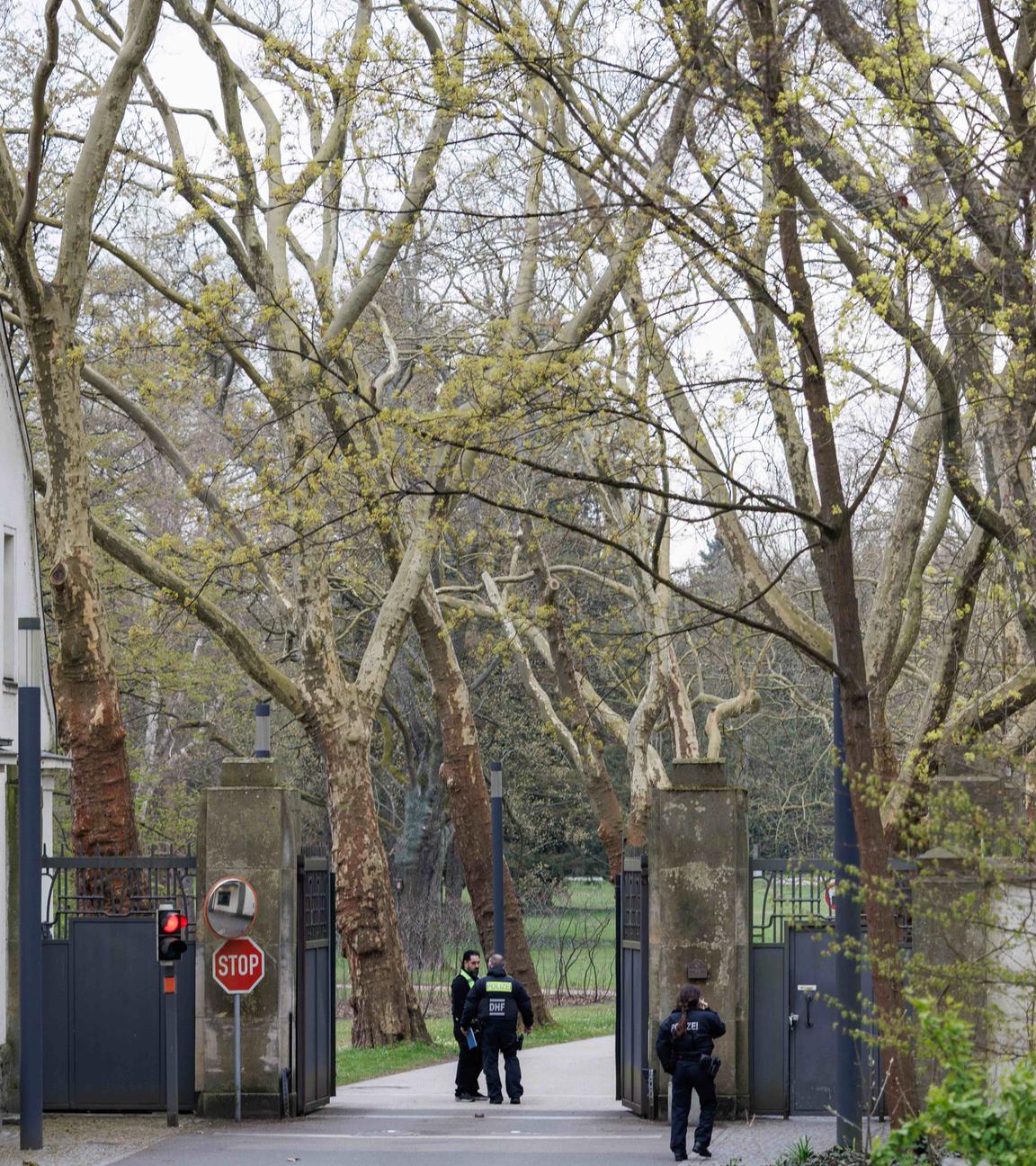 12.04.2026, Berlin: Polizisten sichern die Einfahrt bei den Beratungen der Regierungskoalitionsspitzen über Entlastungen wegen der Energiepreise und die anstehenden Reformen in der Villa Borsig.