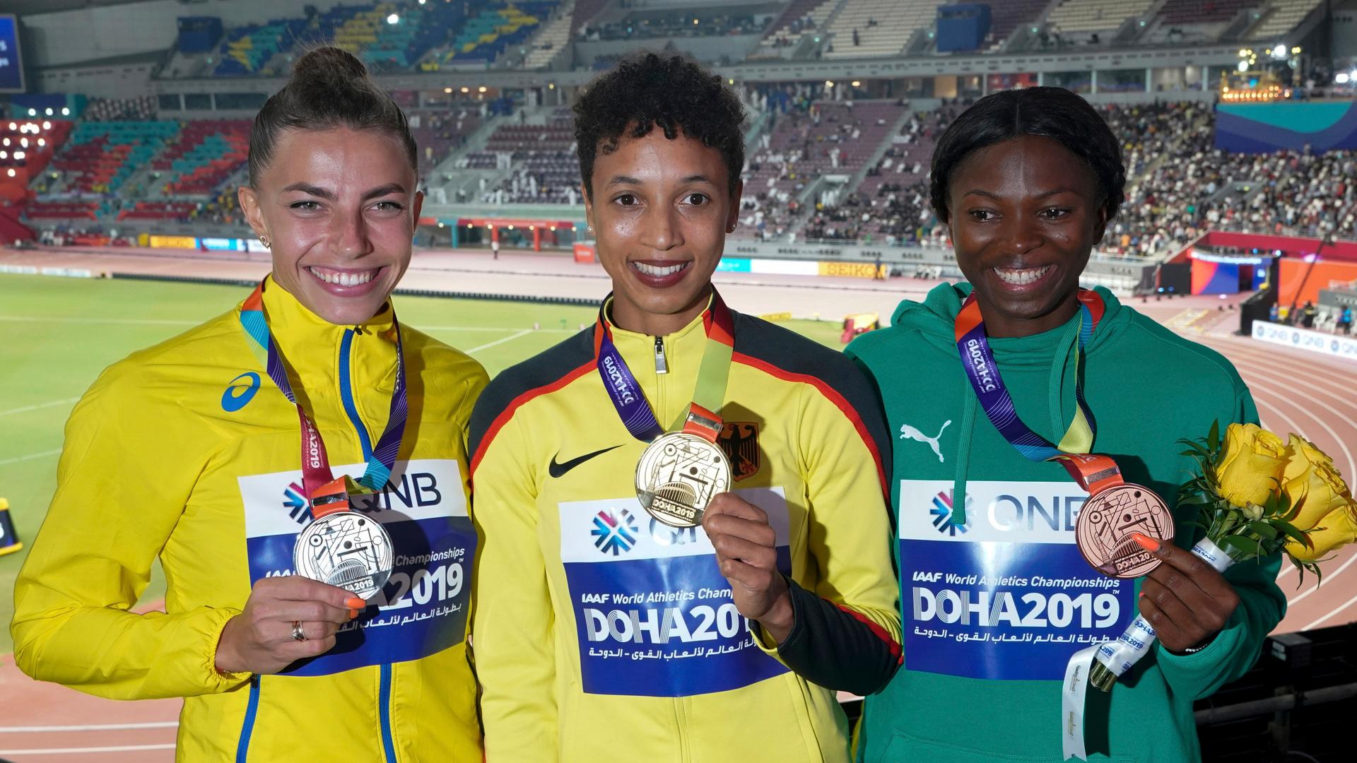 Bech-Romantschuk, Mihambo und Mrume mit ihren WM-Medaillen im Weitsprung 2019