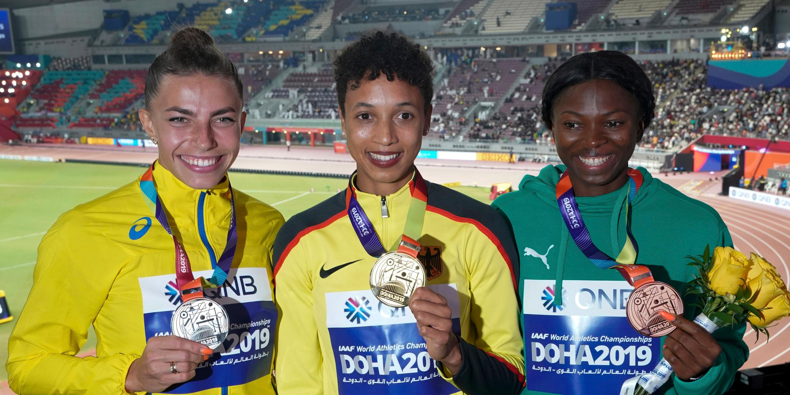 Bech-Romantschuk, Mihambo und Mrume mit ihren WM-Medaillen im Weitsprung 2019