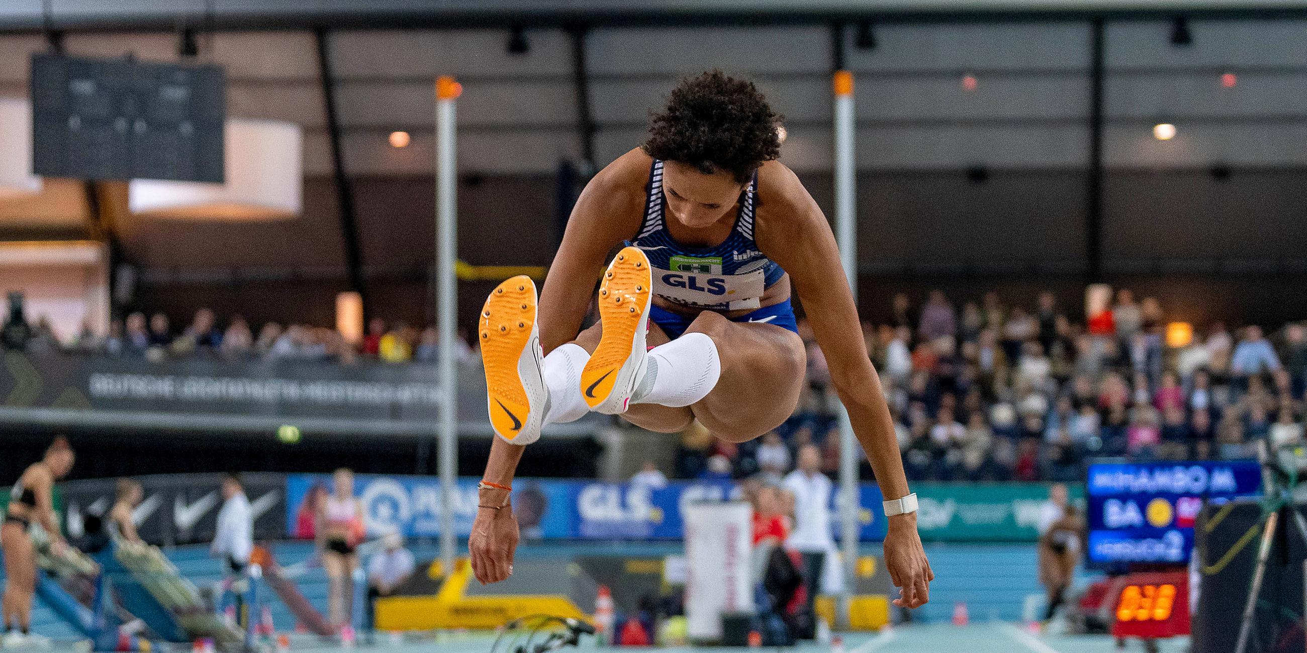 Malaika Mihambo (16, LG Kurpfalz) gewinnt den Weitsprung.