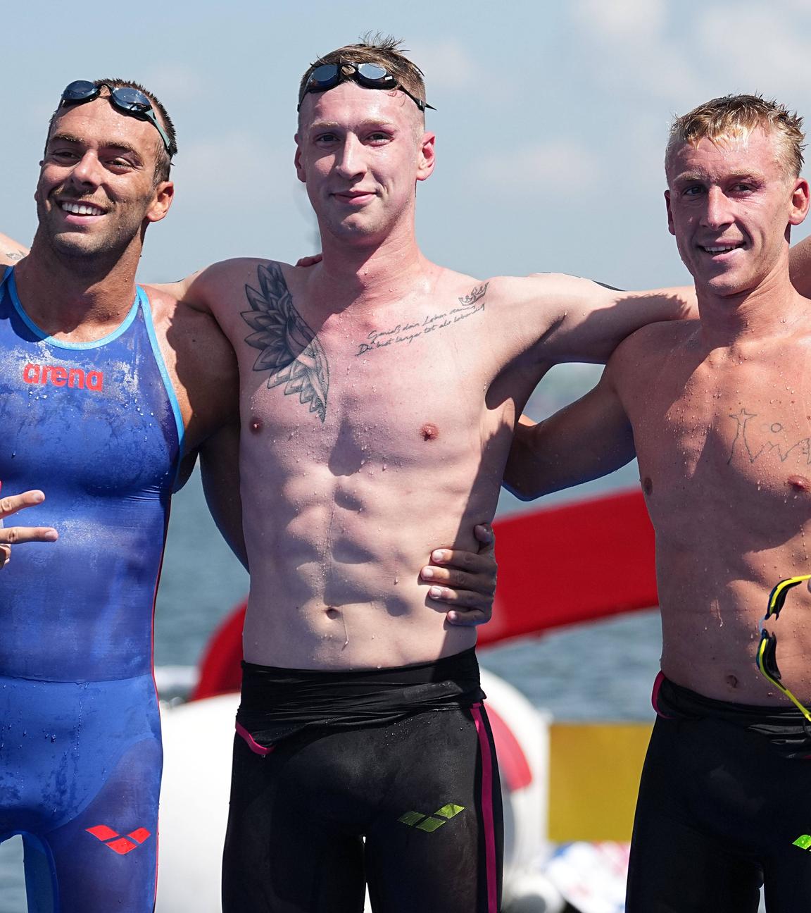 Florian Wellbrock (Mitte), Silbermedaillengewinner Gregorio Paltrinieri (links) und Marc-Antoine Olivier (Dritter) nach dem Rennen über 5 km