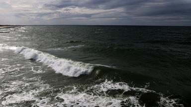 Wellen brechen sich in der Nähe des Ostseestrandes