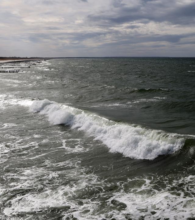 Wellen brechen sich in der Nähe des Ostseestrandes