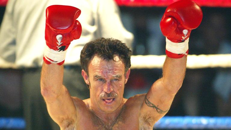 Der Boxer Rene Weller jubelt nach seinem Comeback-Kampf in Berlin am Sonntag, 23. Februar, 2003.