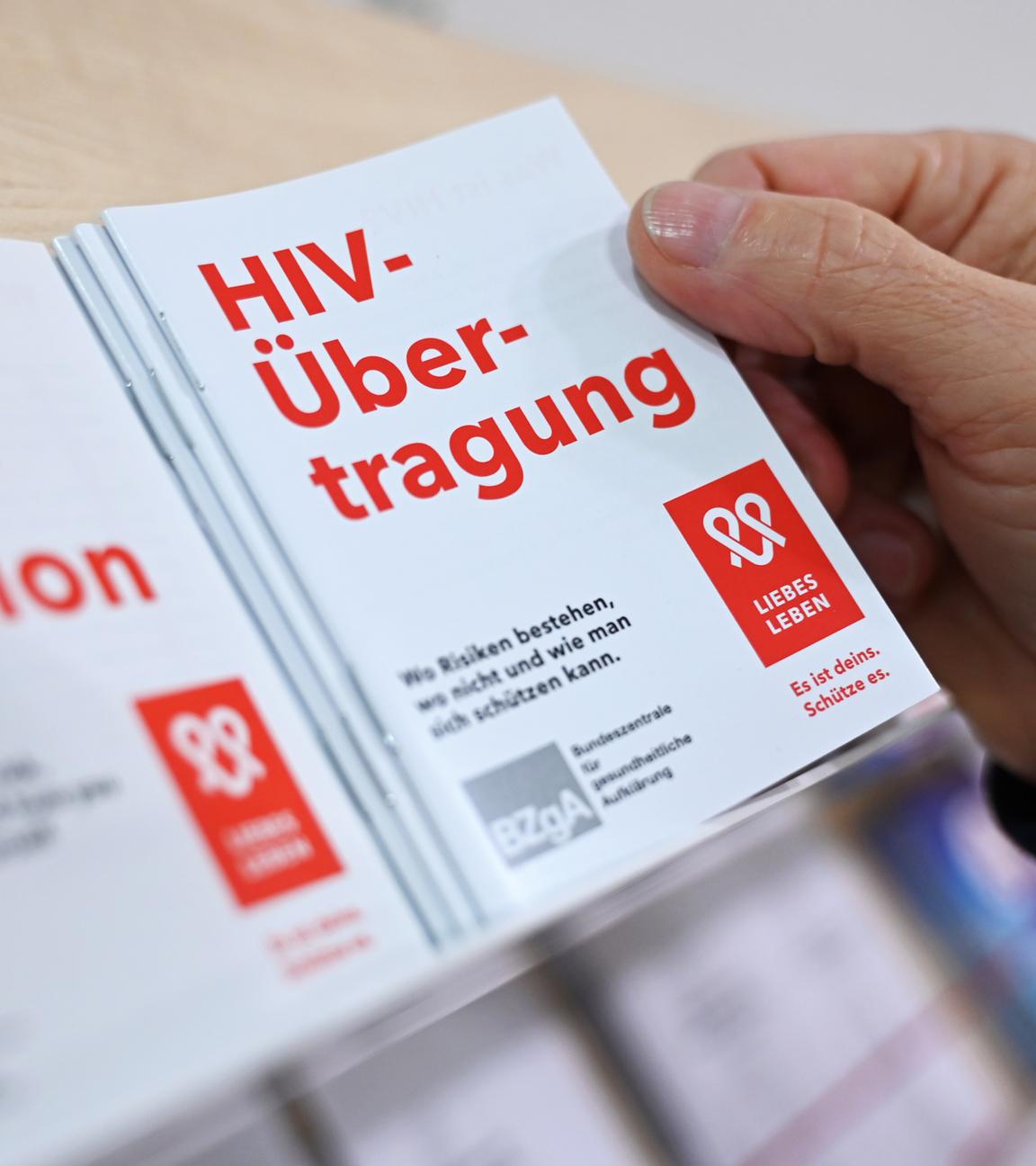 Berlin: In der Berliner Aids-Hilfe e.V. greift ein Mann nach einer Informationsbroschüre über die HIV-Übertragung. Der Welt-Aids-Tag findet jährlich am 1. Dezember statt. 