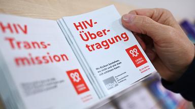 Berlin: In der Berliner Aids-Hilfe e.V. greift ein Mann nach einer Informationsbroschüre über die HIV-Übertragung. Der Welt-Aids-Tag findet jährlich am 1. Dezember statt. 