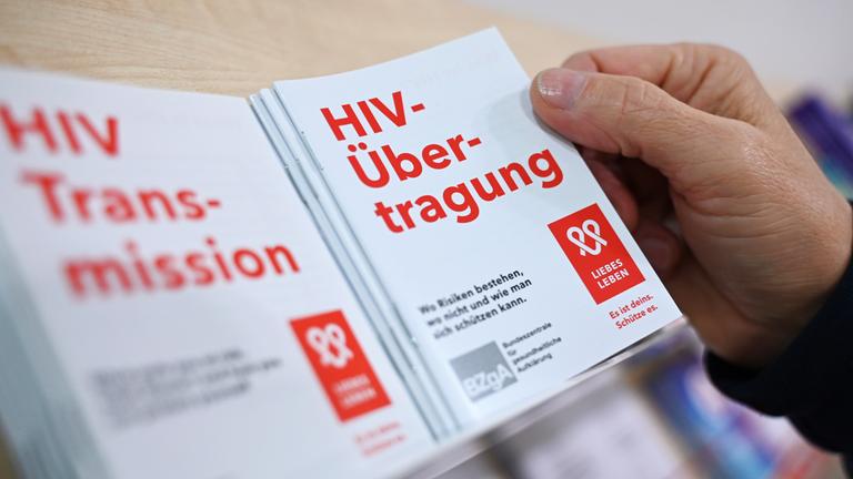 Berlin: In der Berliner Aids-Hilfe e.V. greift ein Mann nach einer Informationsbroschüre über die HIV-Übertragung. Der Welt-Aids-Tag findet jährlich am 1. Dezember statt. 