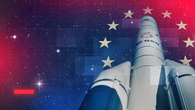 Digital bearbeitete Illustration eines Modells der ESA-Rakete Ariane 6, die in den Weltraum zeigt, umgeben von den Sternen der EU-Flagge im Orbit bei Nacht, mit Sternenhimmel und grafischem Raster-Overlay im Hintergrund