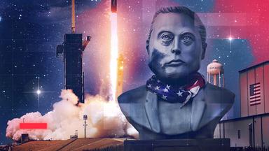 Digital bearbeitete Bildmontage der SpaceX Falcon-9-Rakete beim Start von Rampe 39A des Kennedy Space Centers in Cape Canaveral, Florida mit einer im Vordergrund montierten großen Steinbüste von Tech-Milliardär Elon Musk mit US-Flaggen-Schal sowie Sternenhimmel und grafisches Raster-Overlay im Hintergrund