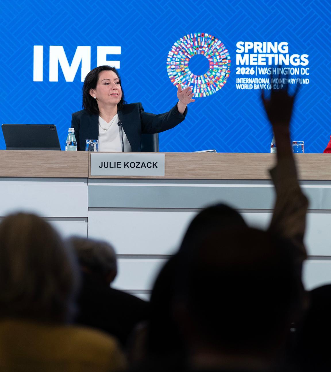 Die geschäftsführende Direktorin des Internationalen Währungsfonds (IWF), Kristalina Georgiewa (r), spricht neben der Kommunikationsdirektorin des IWF, Julie Kozack, auf einer Pressekonferenz während der Frühjahrstagung von Weltbank und IWF am Hauptsitz des IWF in Washington.