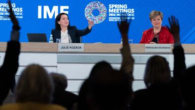 Die geschäftsführende Direktorin des Internationalen Währungsfonds (IWF), Kristalina Georgiewa (r), spricht neben der Kommunikationsdirektorin des IWF, Julie Kozack, auf einer Pressekonferenz während der Frühjahrstagung von Weltbank und IWF am Hauptsitz des IWF in Washington.