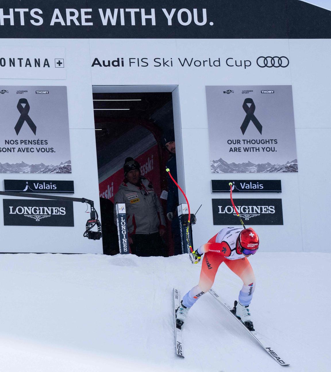 Die Schweizer Skirennläuferin Corinne Suter startet bei der Weltcup-Abfahrt in Crans Montana