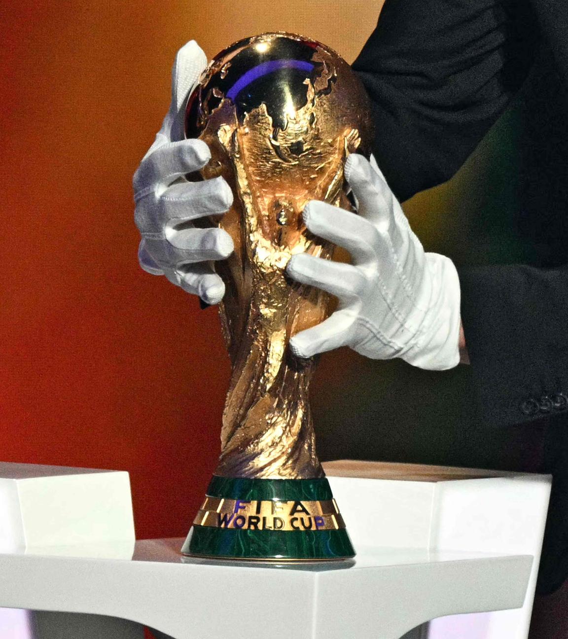 Lionel Scaloni (Argentiniens Trainer) präsentiert die WM-Trophäe. 