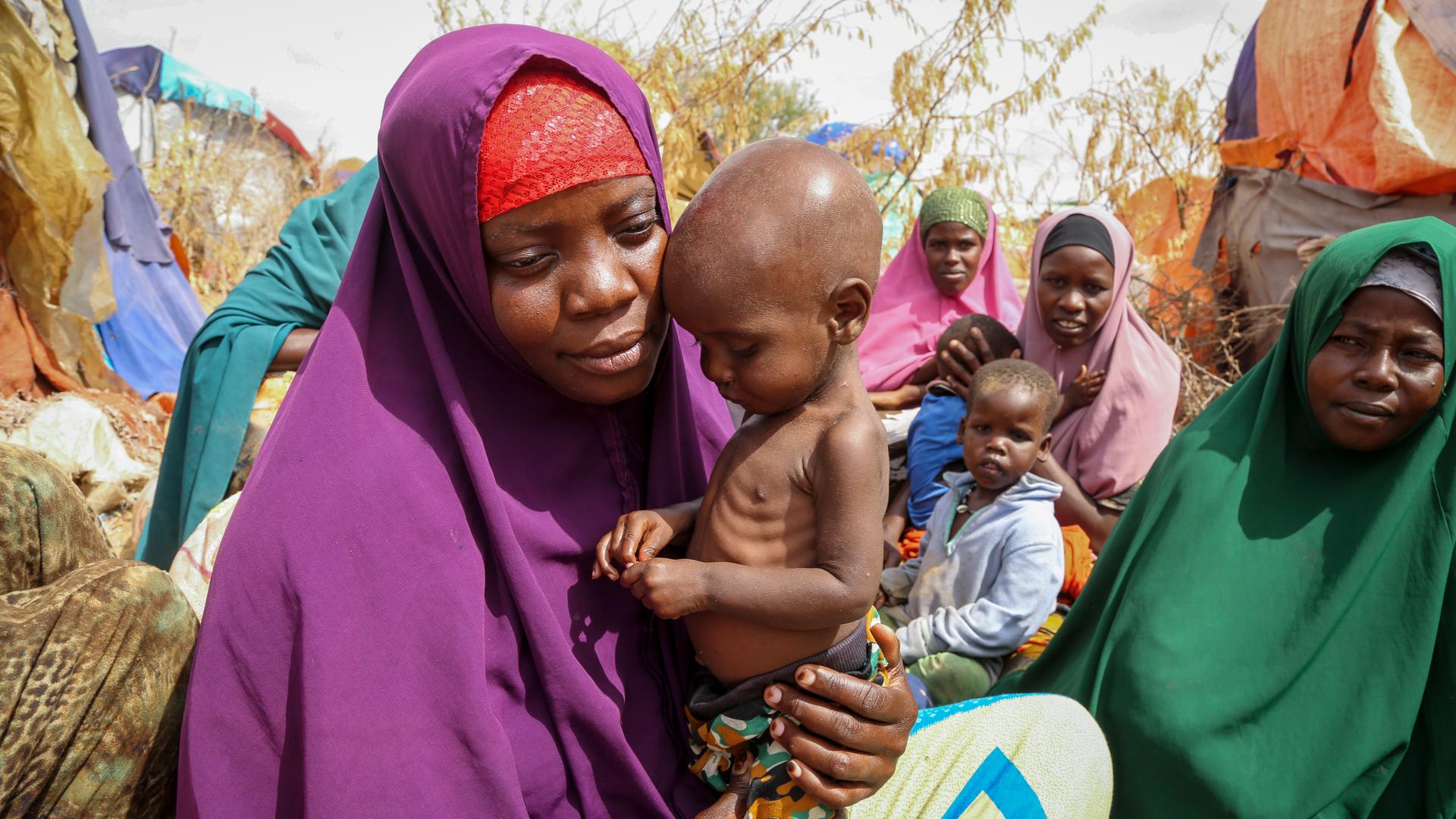 Eine Frau und ihr Kind.