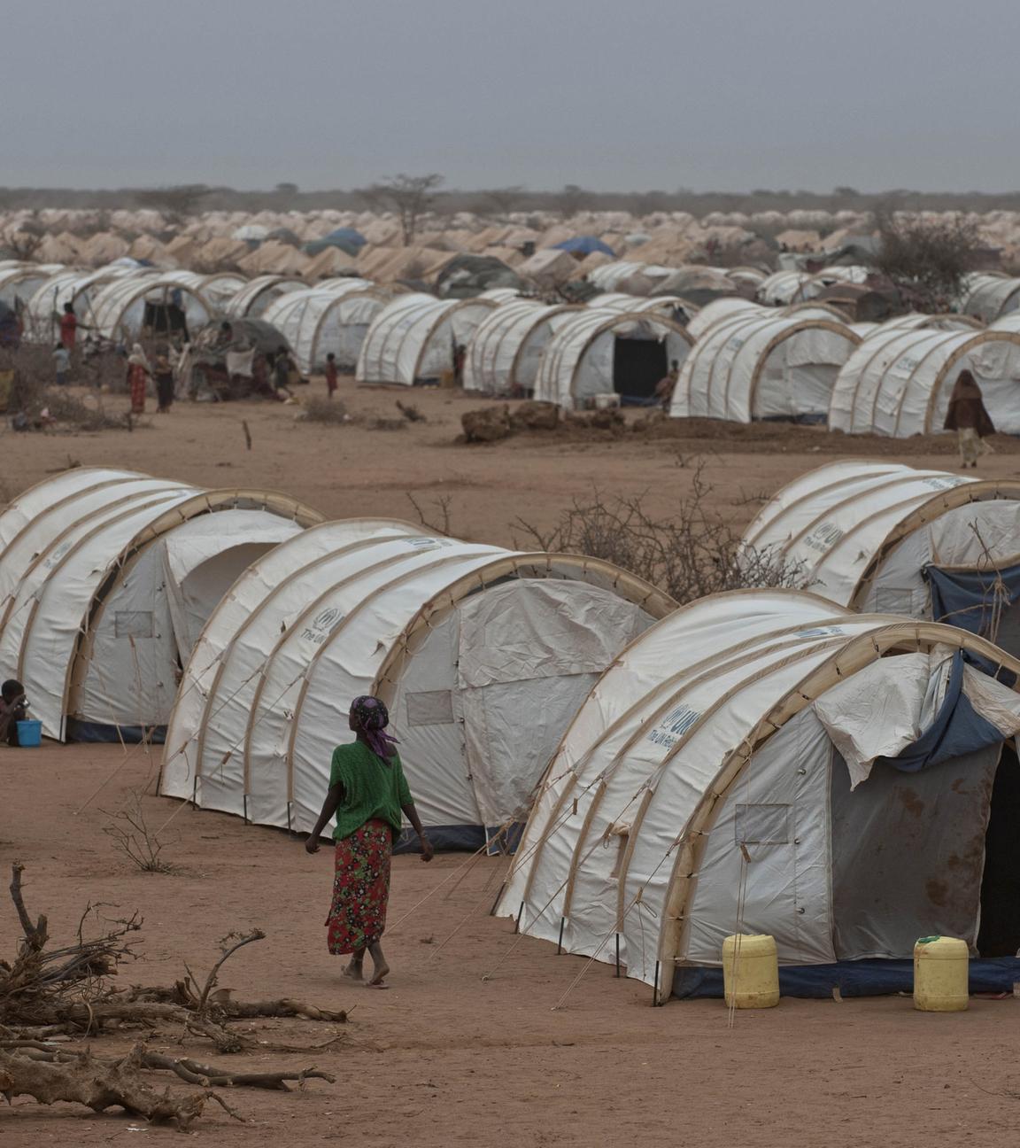 Es ist ein Flüchtlingslager in Kenia zu sehen. Es besteht nur aus vielen, kleinen Zelten