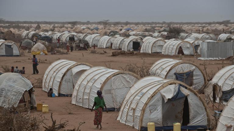 Es ist ein Flüchtlingslager in Kenia zu sehen. Es besteht nur aus vielen, kleinen Zelten