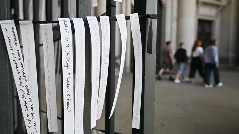 Bänder mit Namen, Todesdaten und Todesursachen von verstorbenen Geflüchteten hängen während der Gedenkaktion «Beim Namen nennen» am Berliner Dom. Vom 20. bis 22. Juni lesen Freiwillige im Berliner Dom und in der Passionskirche in Kreuzberg 32 Stunden lang die Namen von Menschen vor, die bei der Flucht verstorben sind.