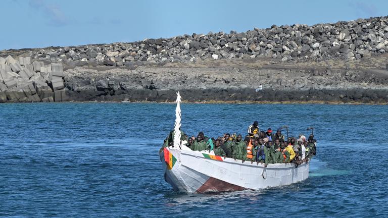 Flüchtlinge kommen am La Restinga Hafen an, nachdem sie gerettet wurden, während sie evrsuchten die Insel El Hierro an der spansichen Küste zu erreichen.