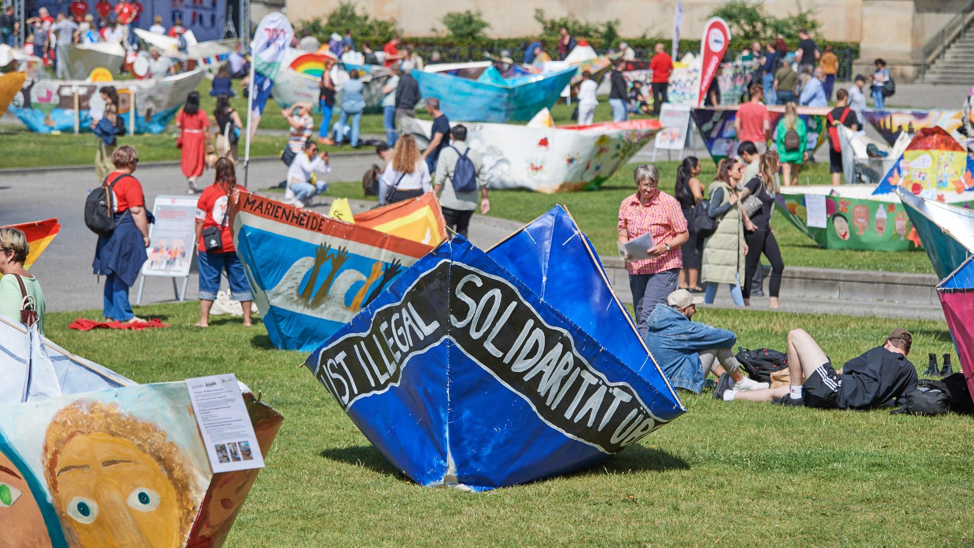 Berlin: Mit einer Kunstaktion zum Weltfluechtlingstag ist an die mehr als 100 Millionen Menschen auf der Flucht erinnert worden.
