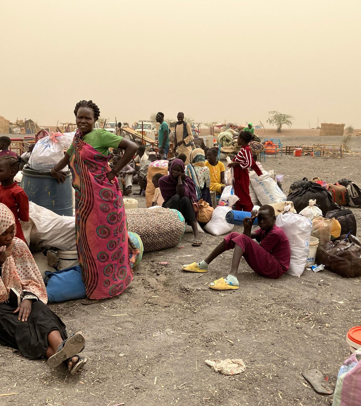 Flüchtlinge aus dem Sudan warten nach der Überquerung der Grenze in den Südsudan auf einen Transport in das Transitlager der grenznahen Stadt Renk. 
