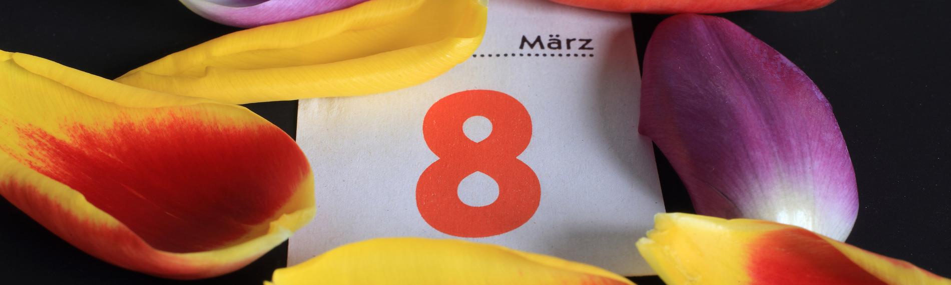 Ein Kalenderblatt vom 8. März, umgeben von Tulpenblüten