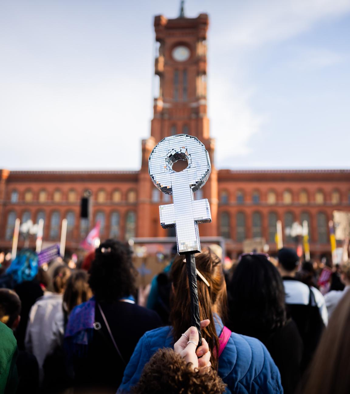Menschen versammeln sich am Roten Rathaus zur Abschlusskundgebung der Gewerkschafts-Demonstration unter dem Motto «feministisch, solidarisch, gewerkschaftlich» anlässlich des Internationalen Frauentags. 