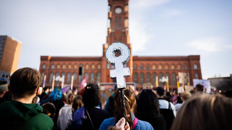Menschen versammeln sich am Roten Rathaus zur Abschlusskundgebung der Gewerkschafts-Demonstration unter dem Motto «feministisch, solidarisch, gewerkschaftlich» anlässlich des Internationalen Frauentags. 