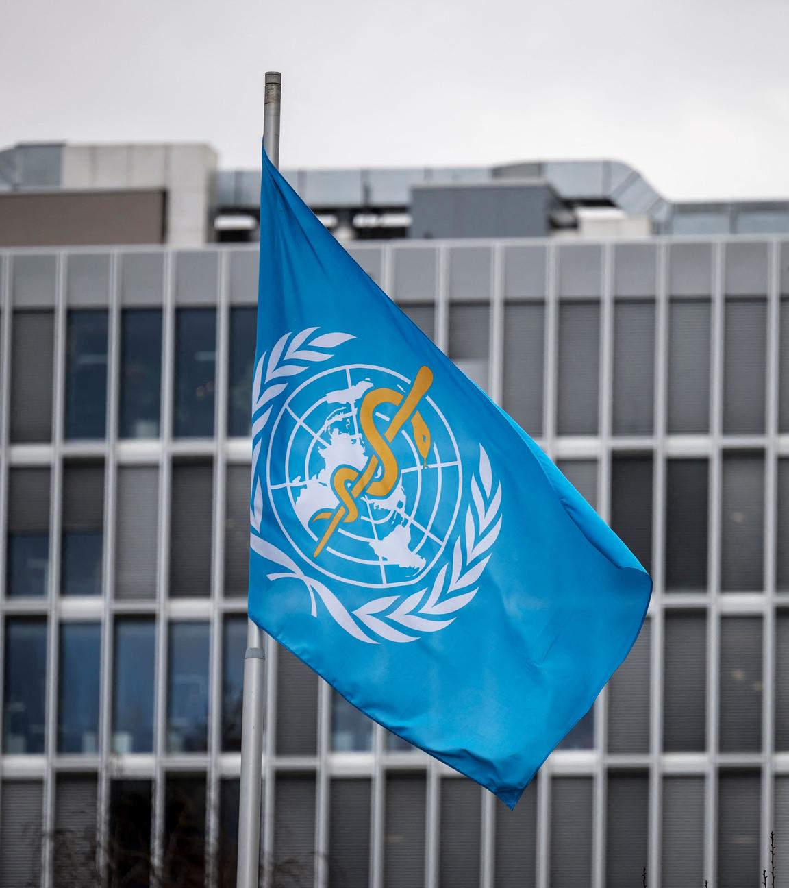 Flagge der Weltgesundheitsorganisation (WHO) weht am Hauptsitz der Organisation in Genf