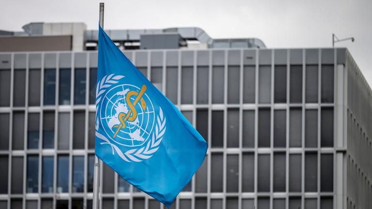 Flagge der Weltgesundheitsorganisation (WHO) weht am Hauptsitz der Organisation in Genf