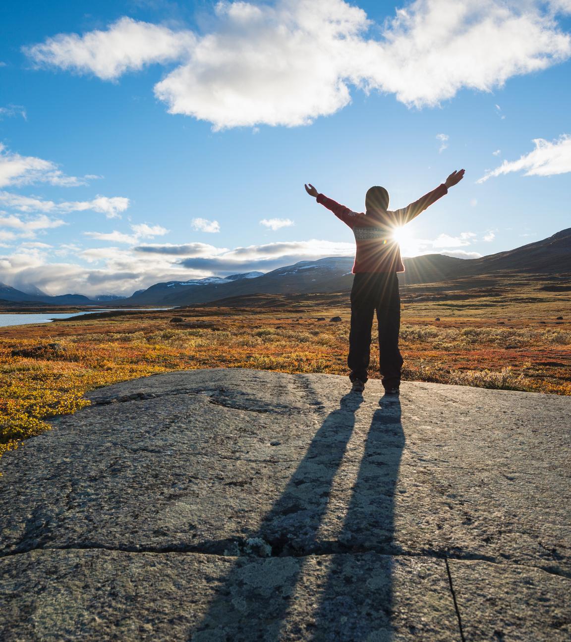 Eine Frau hebt ihre Hände.