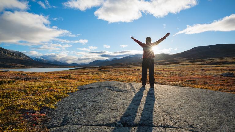 Eine Frau hebt ihre Hände.