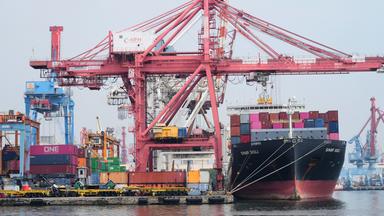 Jakarta: Kräne verladen Schiffscontainer auf ein Frachtschiff am Jakarta International Container Terminal (JICT) im Tanjung Priok Hafen.