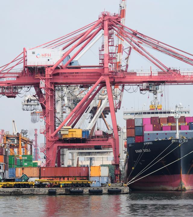 Jakarta: Kräne verladen Schiffscontainer auf ein Frachtschiff am Jakarta International Container Terminal (JICT) im Tanjung Priok Hafen.