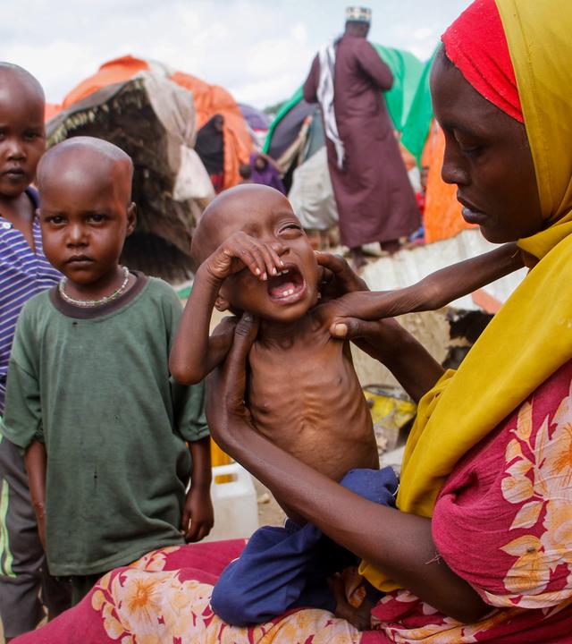 Millionen von Menschen in der Region am Horn von Afrika hungern aufgrund der Dürre, und Tausende sind bereits gestorben.