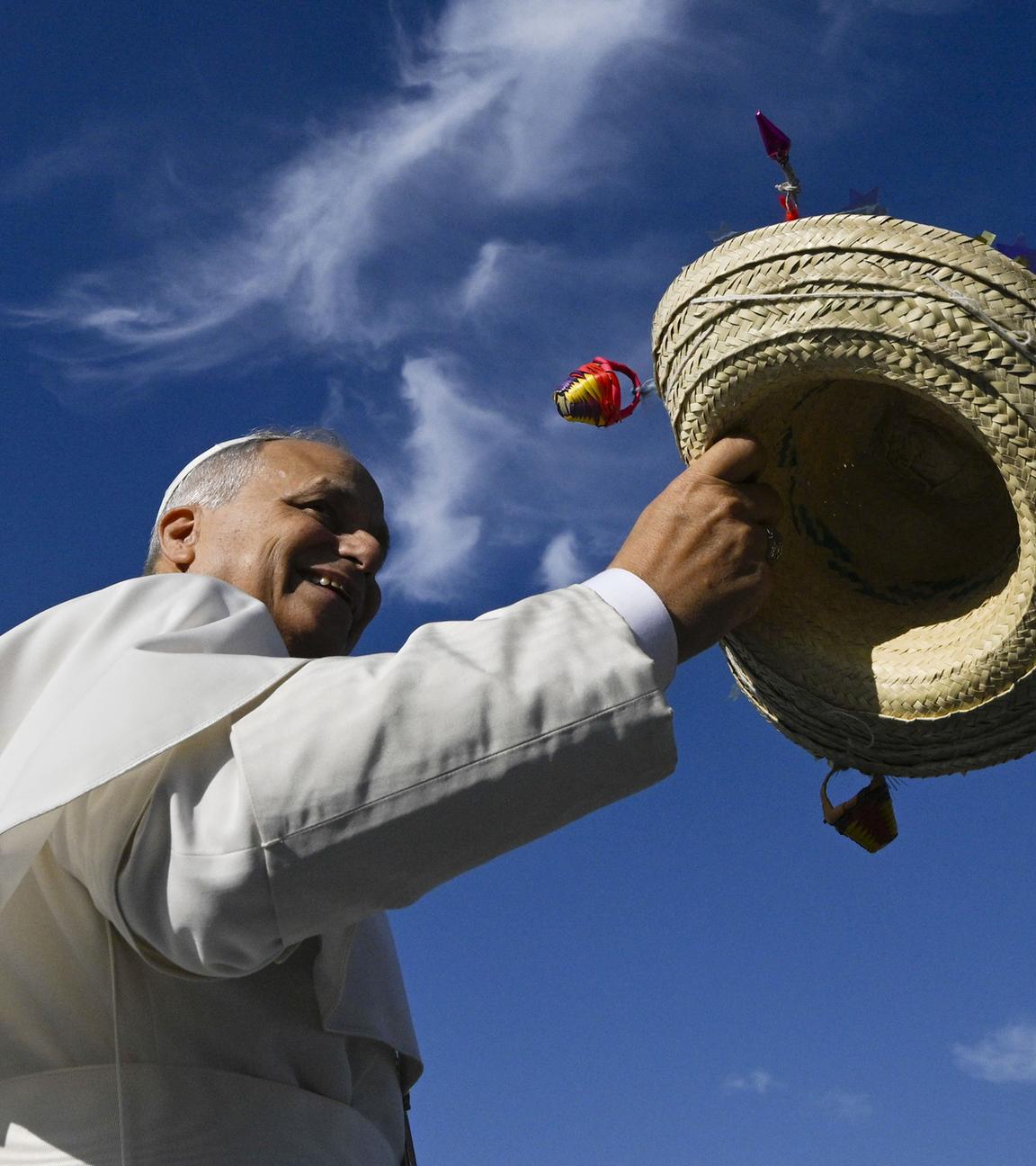 Papst Leo XIV winkt dem Publikum bei dem Weltjugendtreffen in Rom am 03.08.2025 zu.