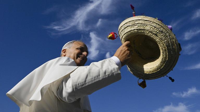 Papst Leo XIV winkt dem Publikum bei dem Weltjugendtreffen in Rom am 03.08.2025 zu.