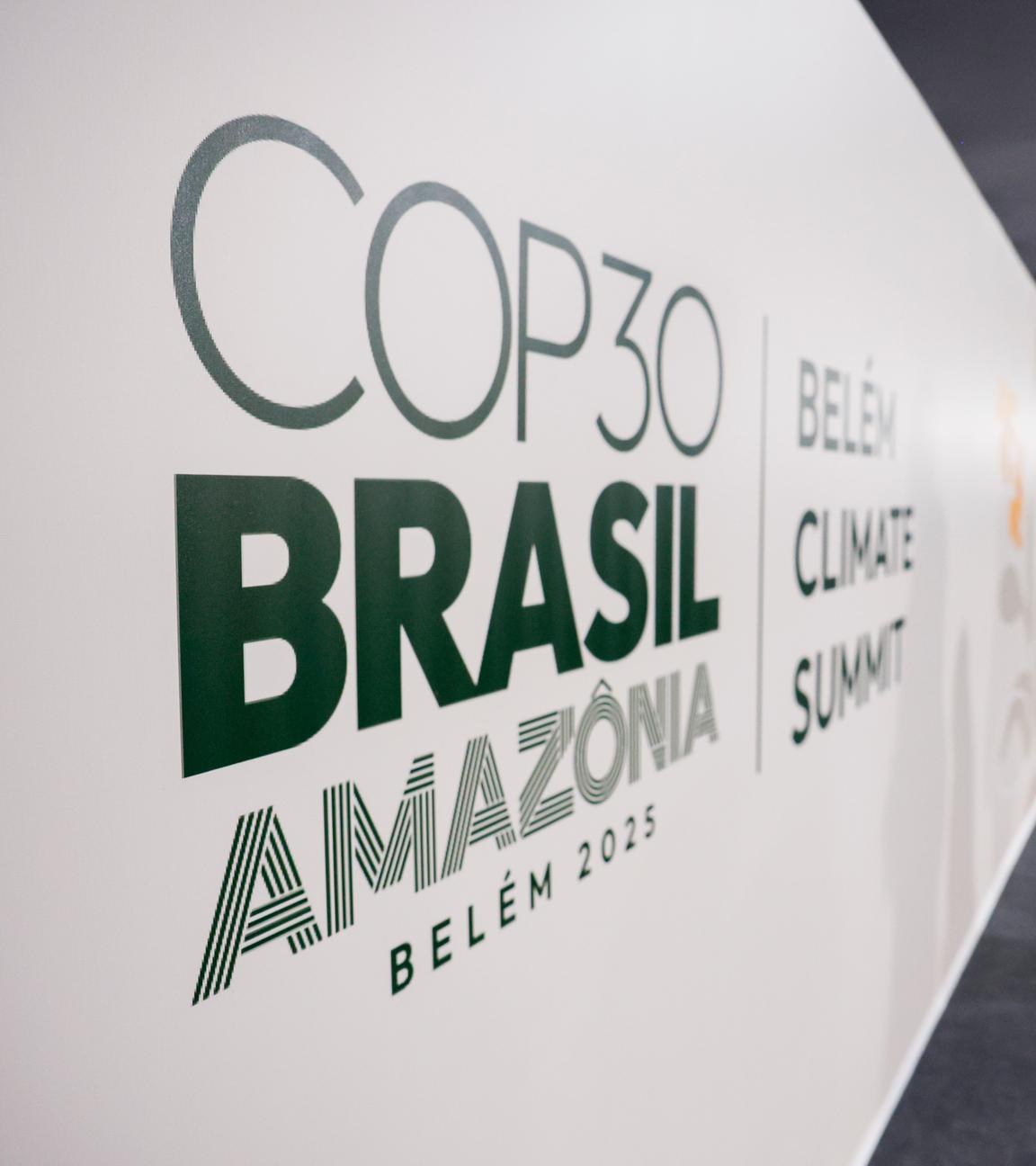 Teilnehmer gehen durch einen Pavillon der Weltklimakonferenz COP30.