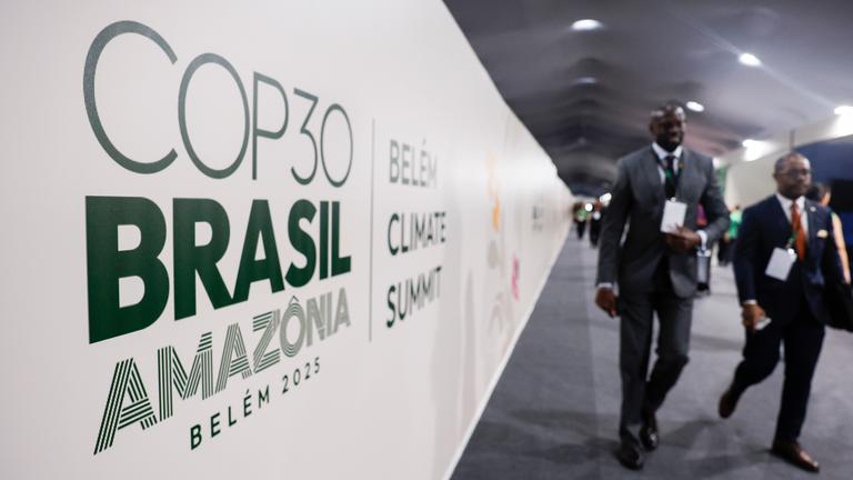 Teilnehmer gehen durch einen Pavillon der Weltklimakonferenz COP30.