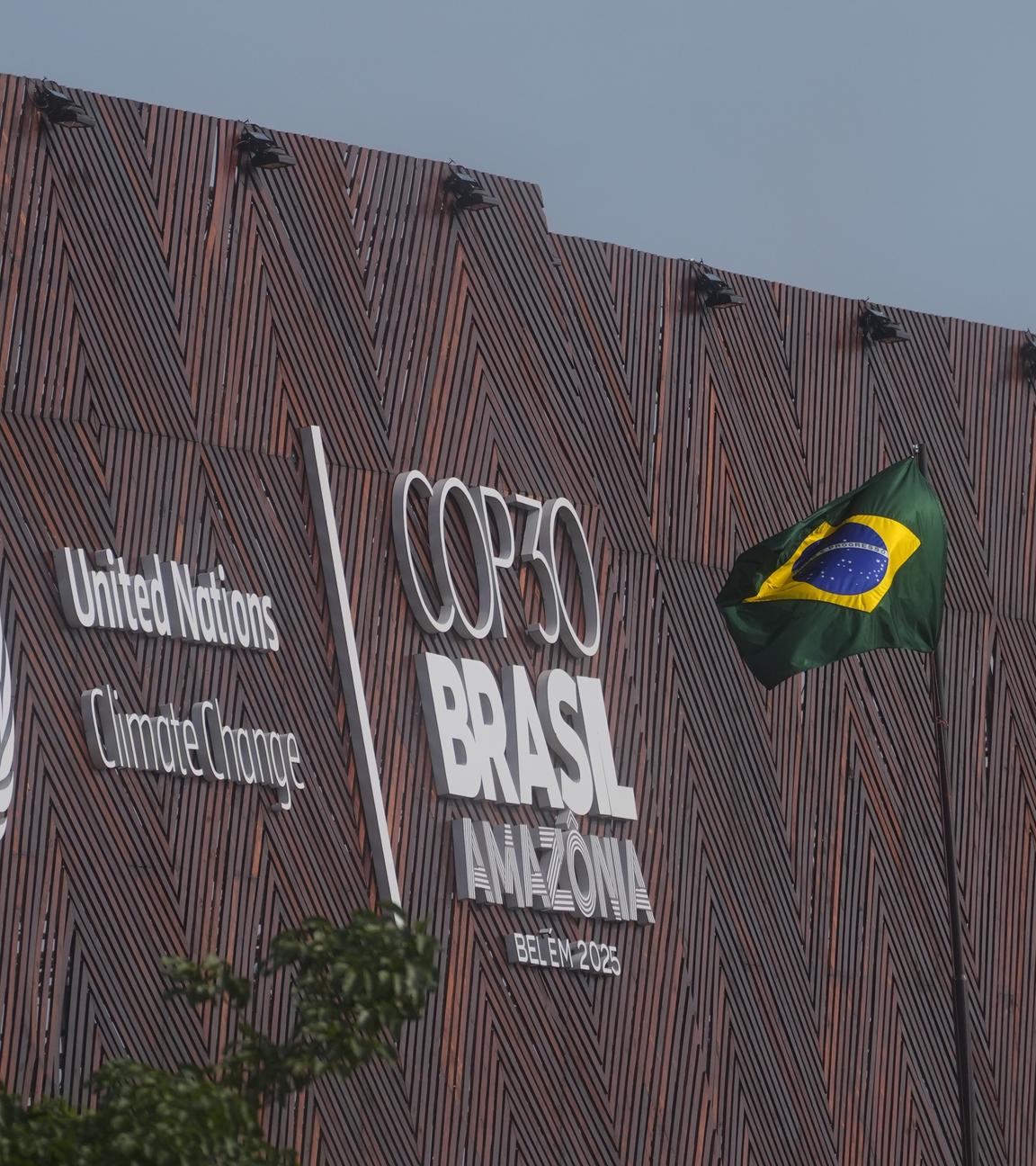 Eine brasilianische Flagge weht vor dem Veranstaltungsort des UN-Klimagipfels COP30 in Belem.