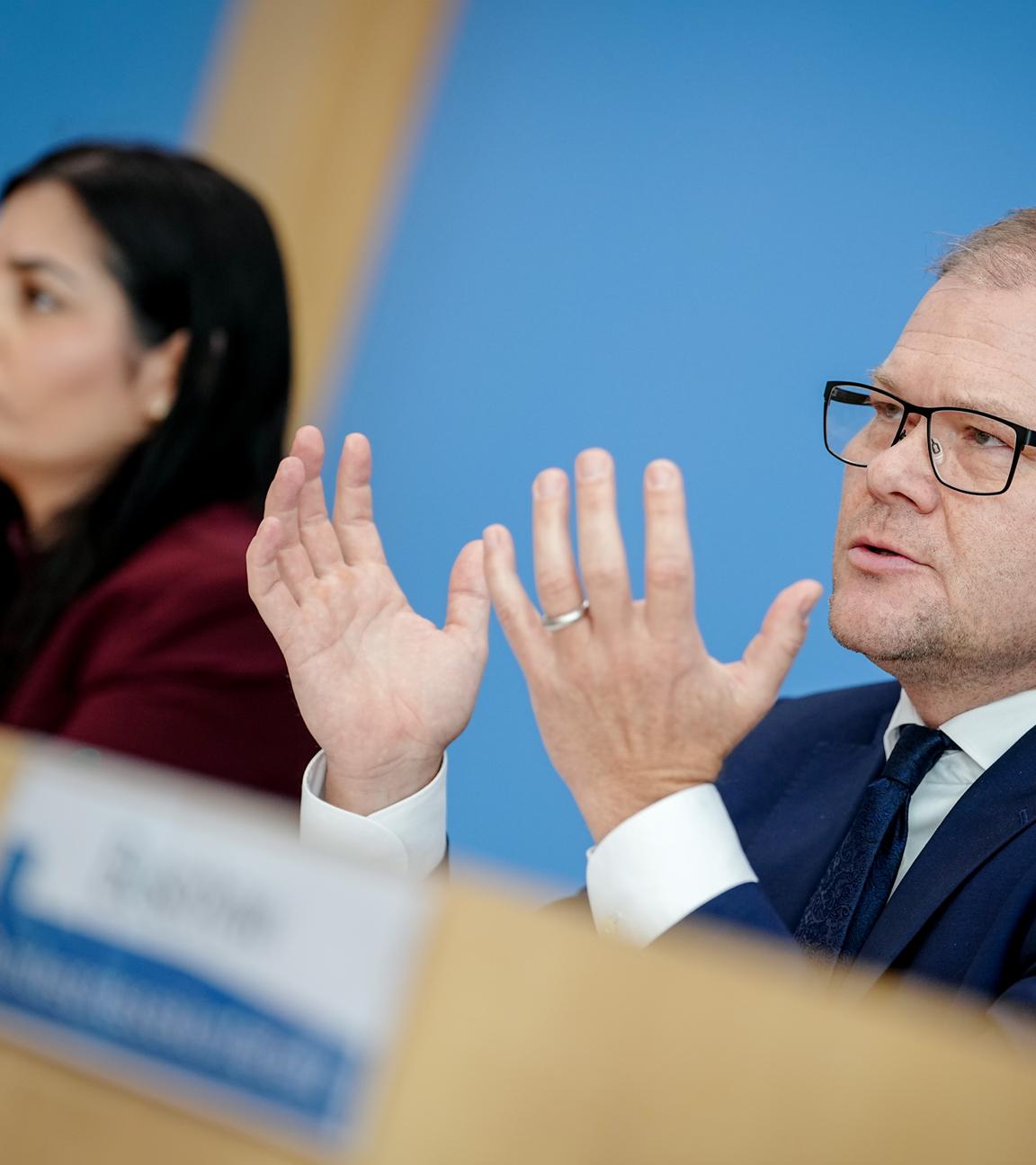 Reem Alabali Radovan und Carsten Schneider geben eine Pressekonferenz