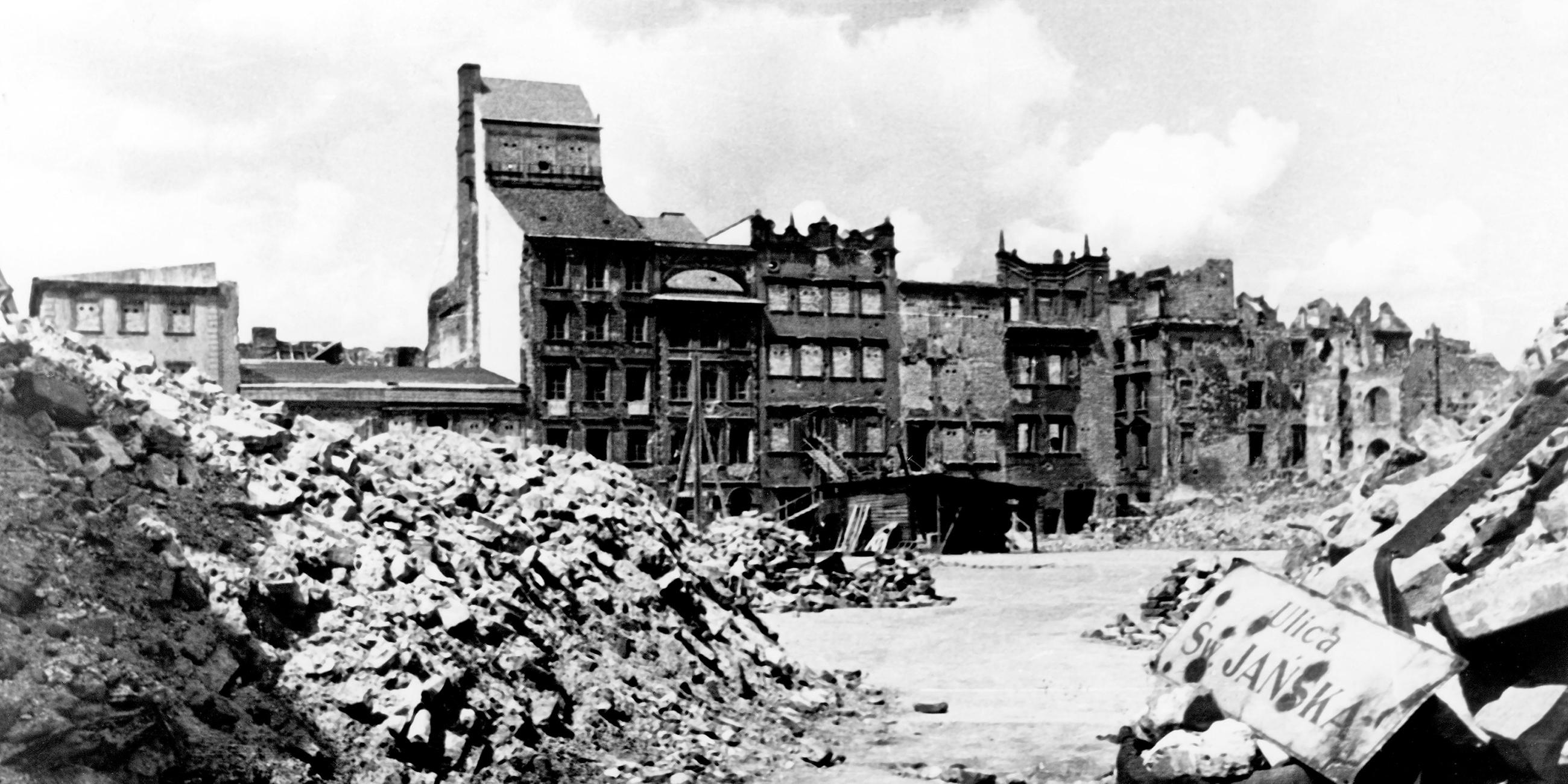 Ruinen von Bürgerhäusern und Trümmerberge an der Nordseite des Alten Marktplatzes in der Altstadt von Warschau