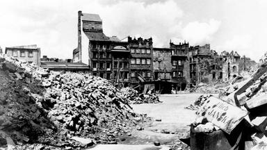 Ruinen von Bürgerhäusern und Trümmerberge an der Nordseite des Alten Marktplatzes in der Altstadt von Warschau